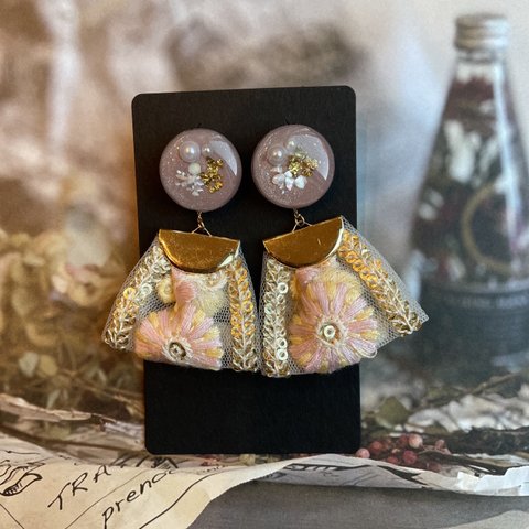 くすみピンク×パールカボションのインド刺繍タッセルピアス　2wayピアス　パステルカラー