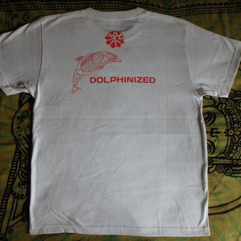 bluest　DOLPHINIZED　Tシャツ（ホワイト×レッド）