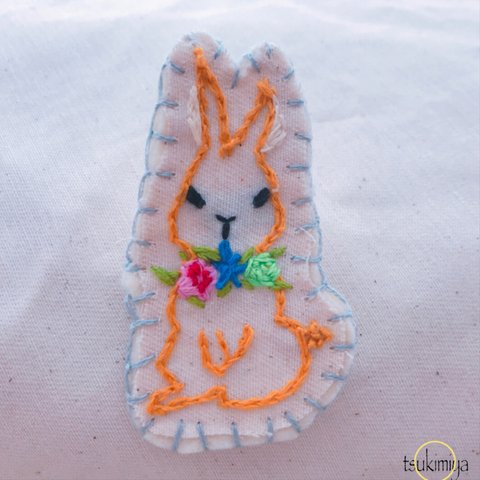 刺繍のうさぎブローチ