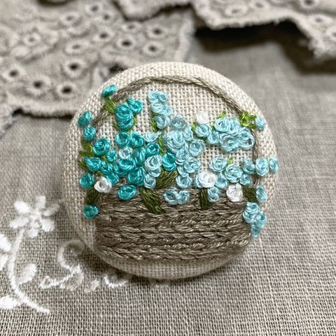 花かごの刺繍　ブローチ/ヘアゴム