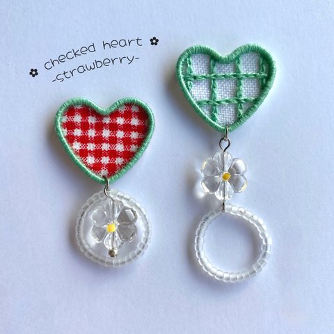 〈checked heart(strawberry)〉刺繍ピアス・イヤリング