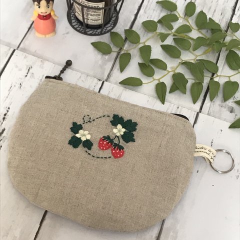 再販＊刺繍ポーチ🍓いちご🍓