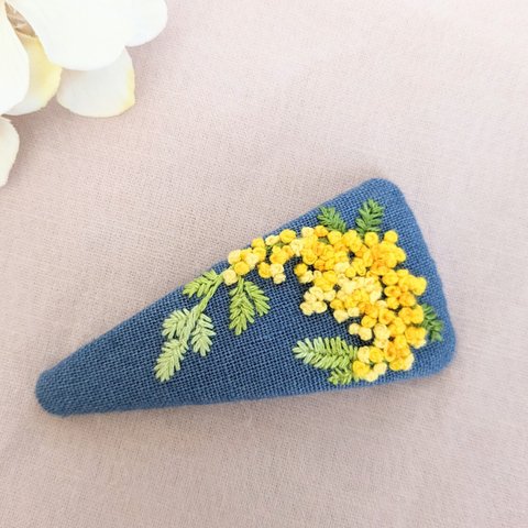 ミモザの三角パッチンピン［7cm］　ボタニカル刺繍