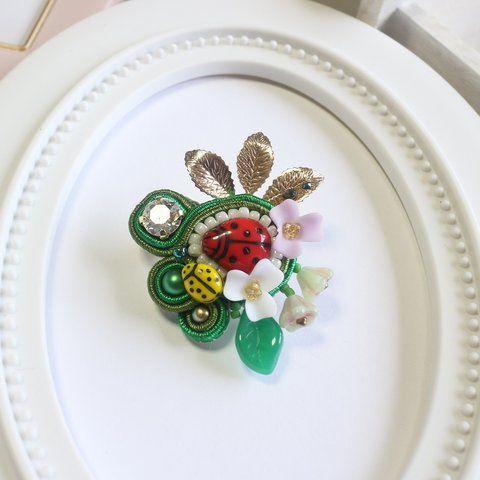 ソウタシエ　テントウムシ　クリスマスカラー　ブローチ　スワロフスキー てんとう虫  swarovski  brooch  soutache ladybug　①