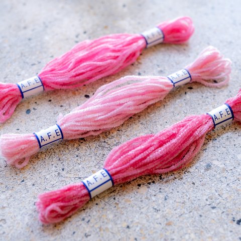 カリフォルニアローズの花刺繍用のモール刺繍糸3色セットの販売です