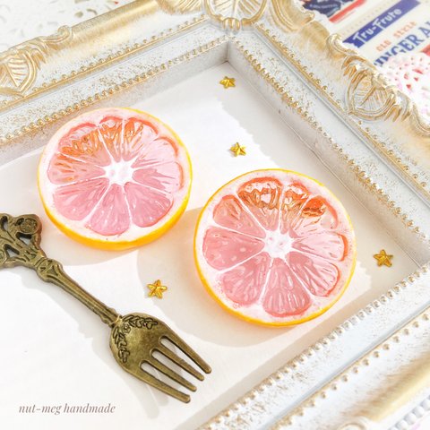 ピンクグレープフルーツのブローチ(brooch/スイーツデコ/フェイクスイーツ/フェイクフード/食品サンプル/レジン)