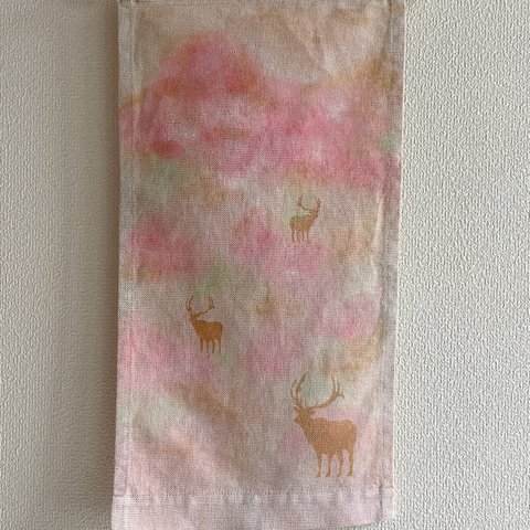 送料無料　" 吉野山の桜と鹿 " 泥染めコットンリネンの小さめミニタペストリー 型摺り染　花見　ピンク