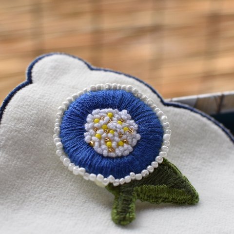 夏の刺繍ブローチ