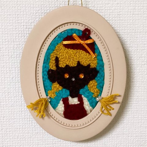 【みつあみの女の子 刺繍フレーム レッド】 壁かけアート・スタンド