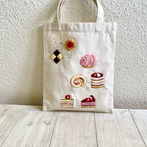 Cafe-sweets☆羊毛刺繍 キャンバストート〜いちごのケーキ🍰🍓🍰