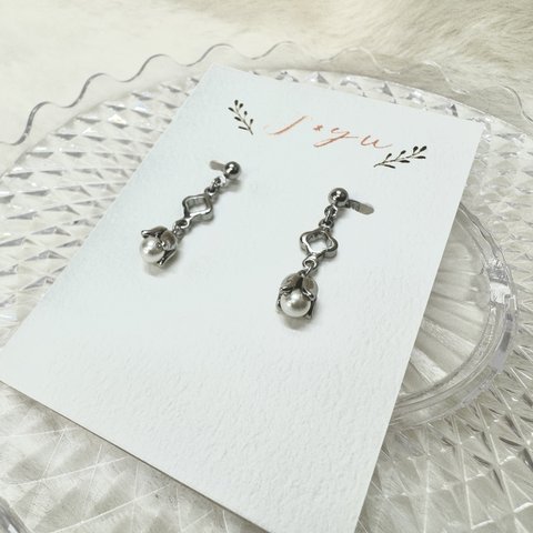 チューリップ✖️シルバー　シンプル揺れるピアス