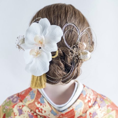 胡蝶蘭とタッセルの髪飾り 結婚式 成人式 卒業式に　髪かざり 造花 和装 和風 かすみ草 アーティフィシャルフラワー 白