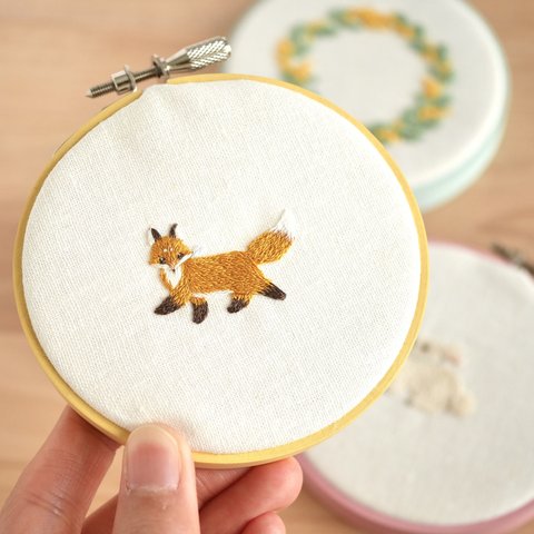 お散歩きつねの刺繍キット