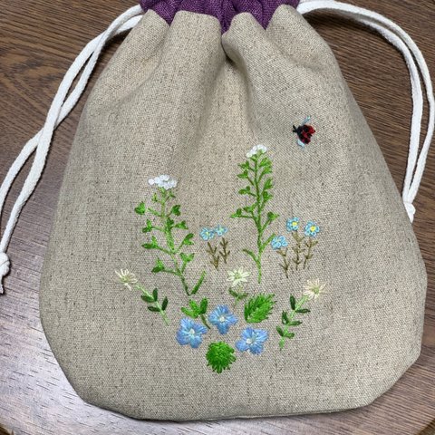 野の花刺繍の巾着袋（オオイヌノフグリと、ペンペン草）