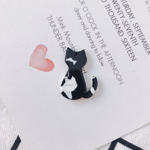 【4個】猫シルエット(白黒) アクリルチャーム マーブル模様