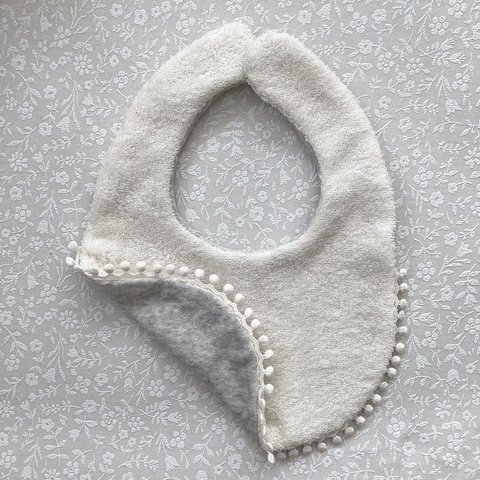 Pompom bib gray