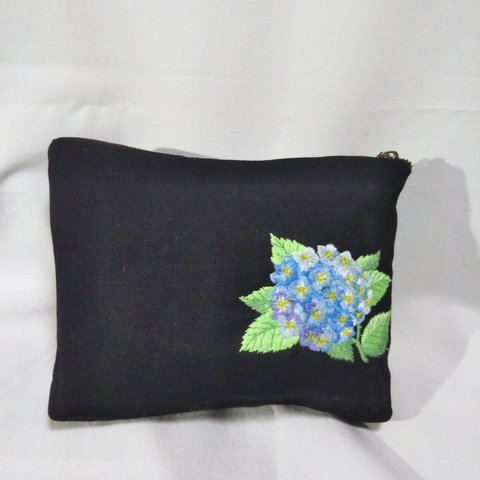 紫陽花刺繍のポーチ　　黒