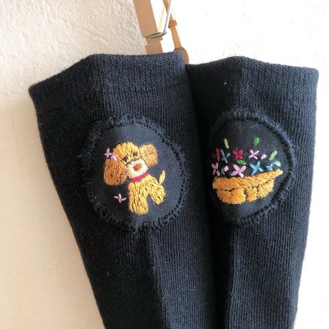 茶プーと花かごの黒い刺繍靴下🧦トイプードル大好きな人にもお花大好きな人にも、刺繍大好きな人にもぜひ履いていただきたい靴下できました♡自分のためにも、ギフトにも♡