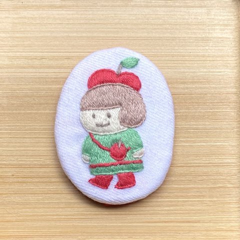 りんご好きな女の子の刺繍ブローチ