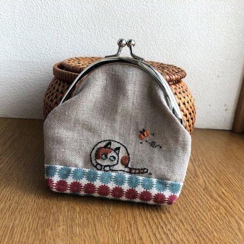 ねこ　刺繍がま口　ちょうちょさんと…