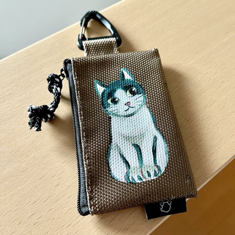 鞄に付ける小物入れ⑥ ハチワレ猫のポーチ バッグチャーム 原画
