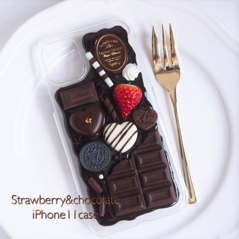 イチゴとビター板チョコのiPhone11ケース