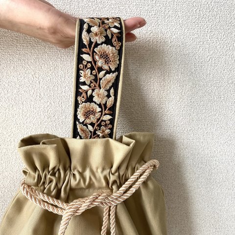 新作！YONE 刺繍りぼんのワンハンドルバッグ　キャメル　インド刺繍　巾着バッグ　おでかけ　ギフト　プレゼント　卒業式 　ベージュ　ギフト　