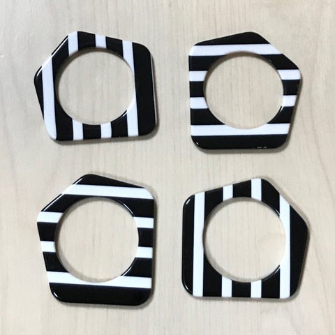 BLACK WHITE BORDER STRIPE HOOP CHARM 