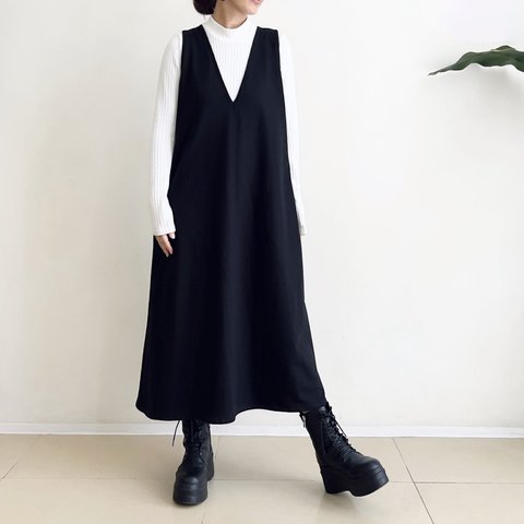 スウェット素材　VカットAラインジャンパースカート（Black）