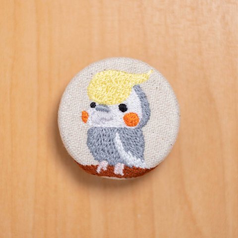 ノーマルなオカメインコの刺繍くるみブローチ(キナリ)