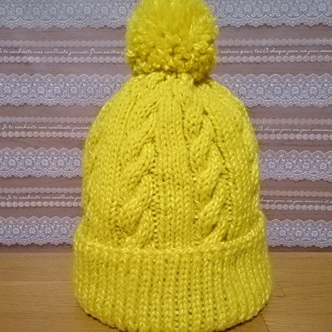 縄編み模様のポンポン付きニット帽☆黄色