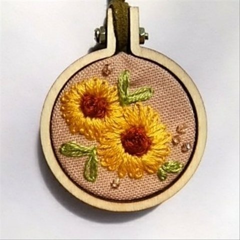 ひまわり刺繍のミニチュア刺繍枠