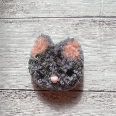 ✳️パンチニードルでネコちゃんを刺繍したブローチ