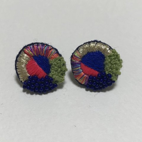 刺繍ピアス　ソウル