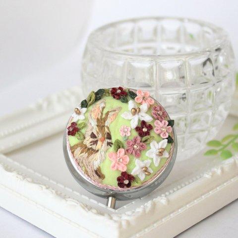 野ウサギさんの刺繍とお花のピルケース。小物入れ。つまみ細工。