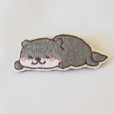 カワウソの刺繍ブローチ