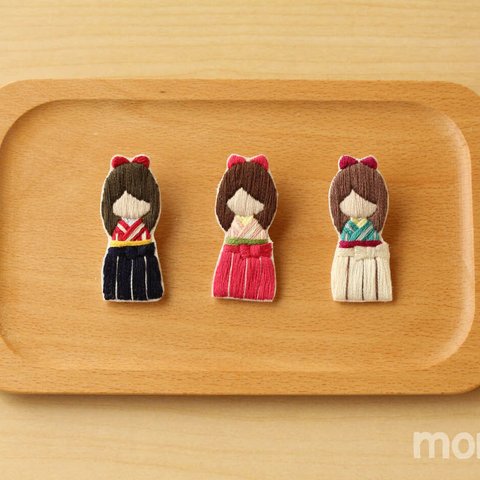 こけし袴の少女刺繍ブローチ