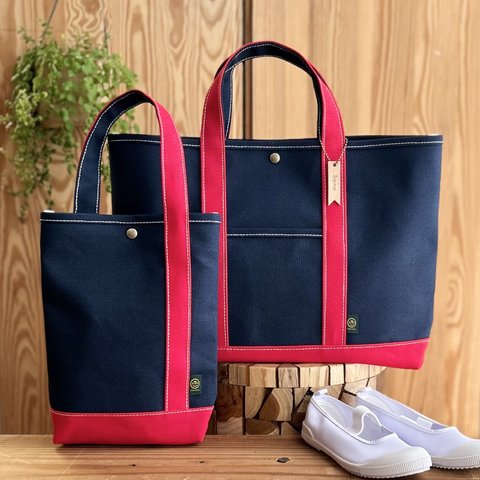 new!" シンプルな入園入学2点セット" レッスンバッグ 上履き入れ　名入れチャーム付　イニシャル　刻印〈navy×red〉