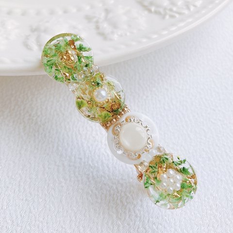 ◇送料無料◇ かすみ草舞うアンティークボタンのヘアクリップ　グリーン　緑　ドライフラワー　透明　レジン　ボタンアクセサリー