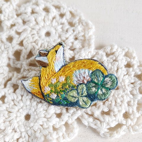 刺繍ブローチ　キツネとクローバー(まんまる)