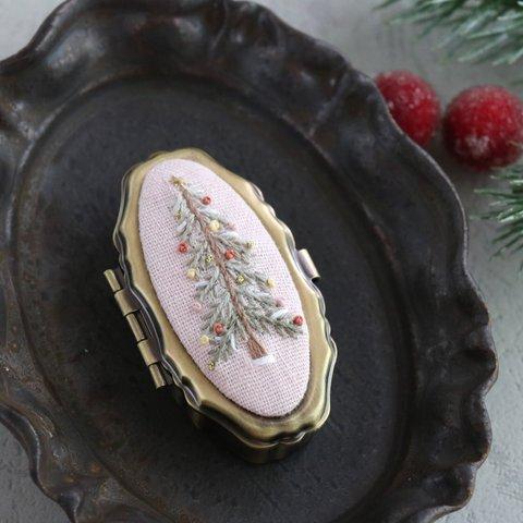 クリスマスツリー刺繍のアクセサリーケース・ピルケース（淡雪ピンク）