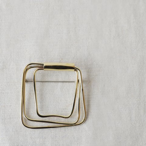 ⁂母の日ＳＡＬＥ 再制作　真鍮　Brass 連なる　繋がる輪 　大きなブローチ ピン　日々の装いに しかく 四角 　Q57