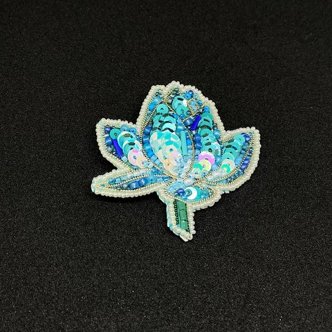 ハスの花 （ビーズ刺繍のブローチ）【L0084】