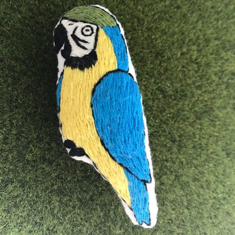 ルリコンゴウインコの刺繍ブローチ