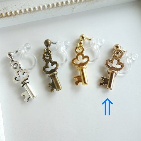 【プチプラ】小さな鍵のイヤリング･ピアス＜マットゴールド＞(選べる4カラー)