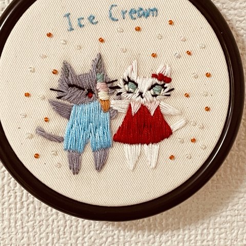 刺繍枠飾り　アイスクリームたべよう