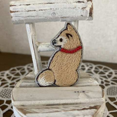 刺繍ブローチ　赤い首輪の柴犬