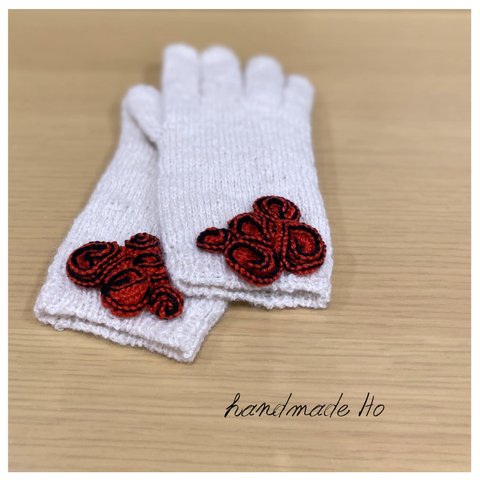 シルク手袋　世界に一つだけの手袋　薔薇の飾り付き