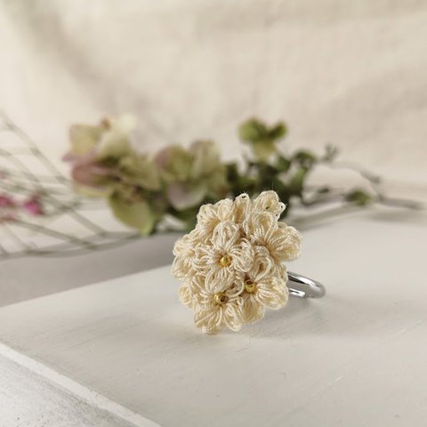 エクリュ〇レース編みの花ブーケの指輪