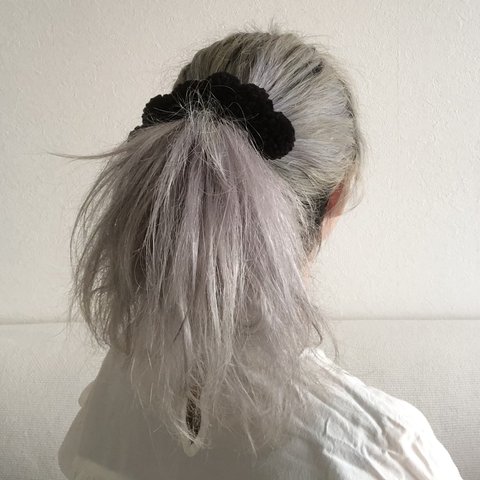 ヘアアレンジ楽チンぽんぽんポニーフック　セミロングヘアからロングヘアまで着用できる黒カーキ臙脂バーガンディーアクリル毛糸ポンポンいっぱい秋冬ヘアアクセサリーずれにくいパーツに変更も可能